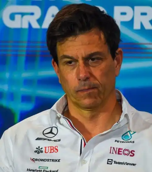 Toto Wolff protegge Lewis Hamilton e attacca Max Verstappen