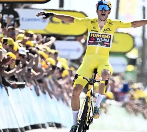 Tour de France, Wout van Aert si prende la rivincita in giallo