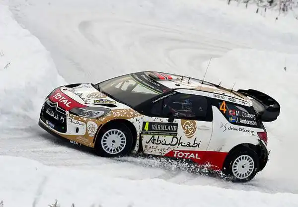 Sebastien Ogier si ripete dopo un avvincente duello che lo ha visto prevalere di soli sei secondi. Il francese ha piazzato così la sua Volkswagen sul primo gradino del podio davanti a Neuville.