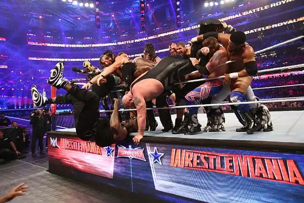 La WWE ha annunciato che ha fatto segnare un nuovo record: 101.763 tifosi presenti ad Arlington in Texas.