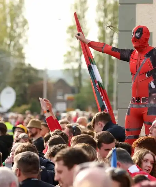 Wrexham impazzisce di gioia, c’è anche Spider-Man: le foto