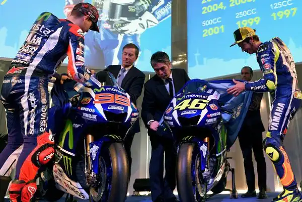 Svelata a Barcellona la Yamaha MotoGP YZR-M1 che Valentino Rossi e Jorge Lorenzo guideranno nel 2016.