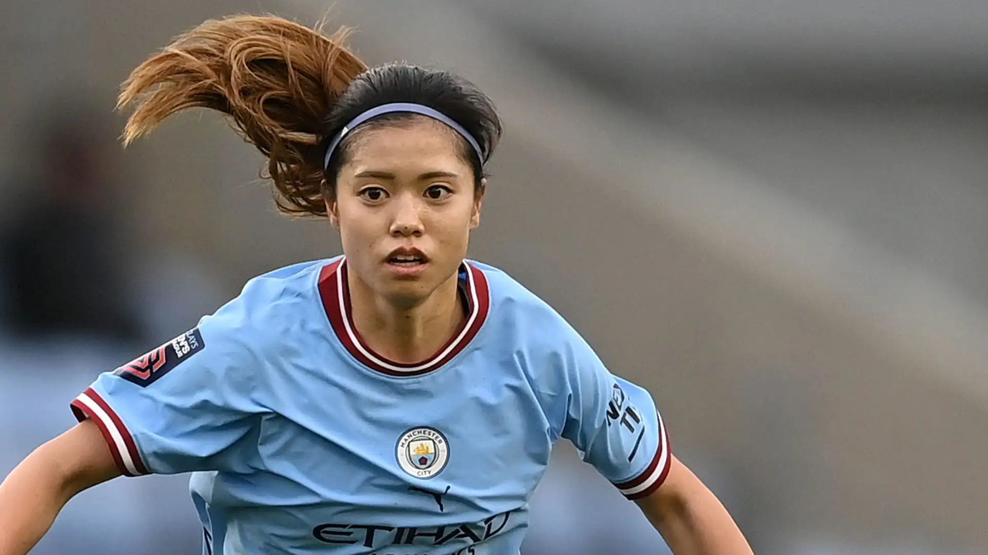 Fuori dal campo, Hasegawa è nota per il suo impegno per il miglioramento del calcio femminile in Giappone
