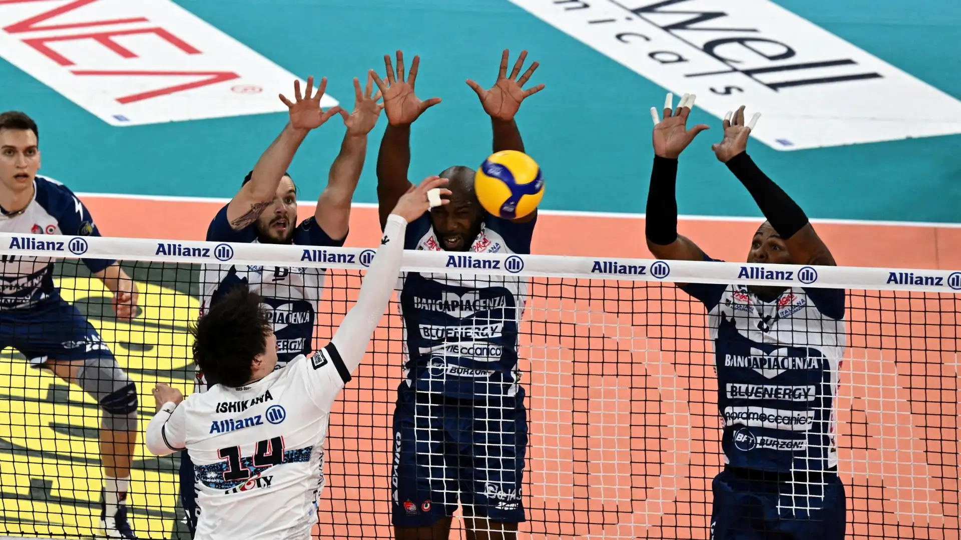 Sarebbe un duro colpo per Milano che rischia di perdere anche coach Piazza.