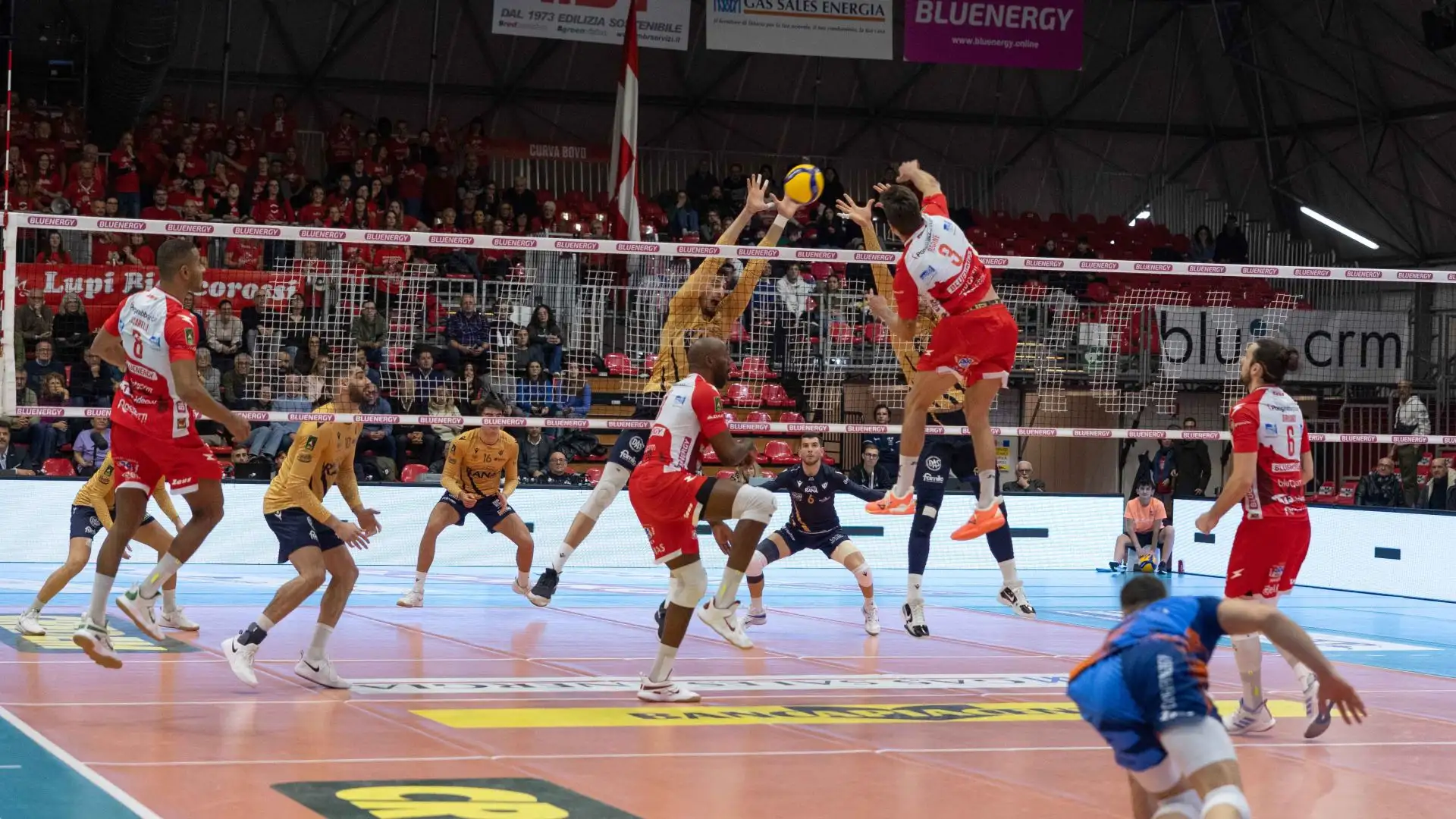 Un primato strappato a Mattia Taramelli che nel 2014 in Vero Volley Monza-Altotevere Città di Castello Sansepolcro esordì con la maglia da libero a 15 anni, 10 mesi e 1 giorno.