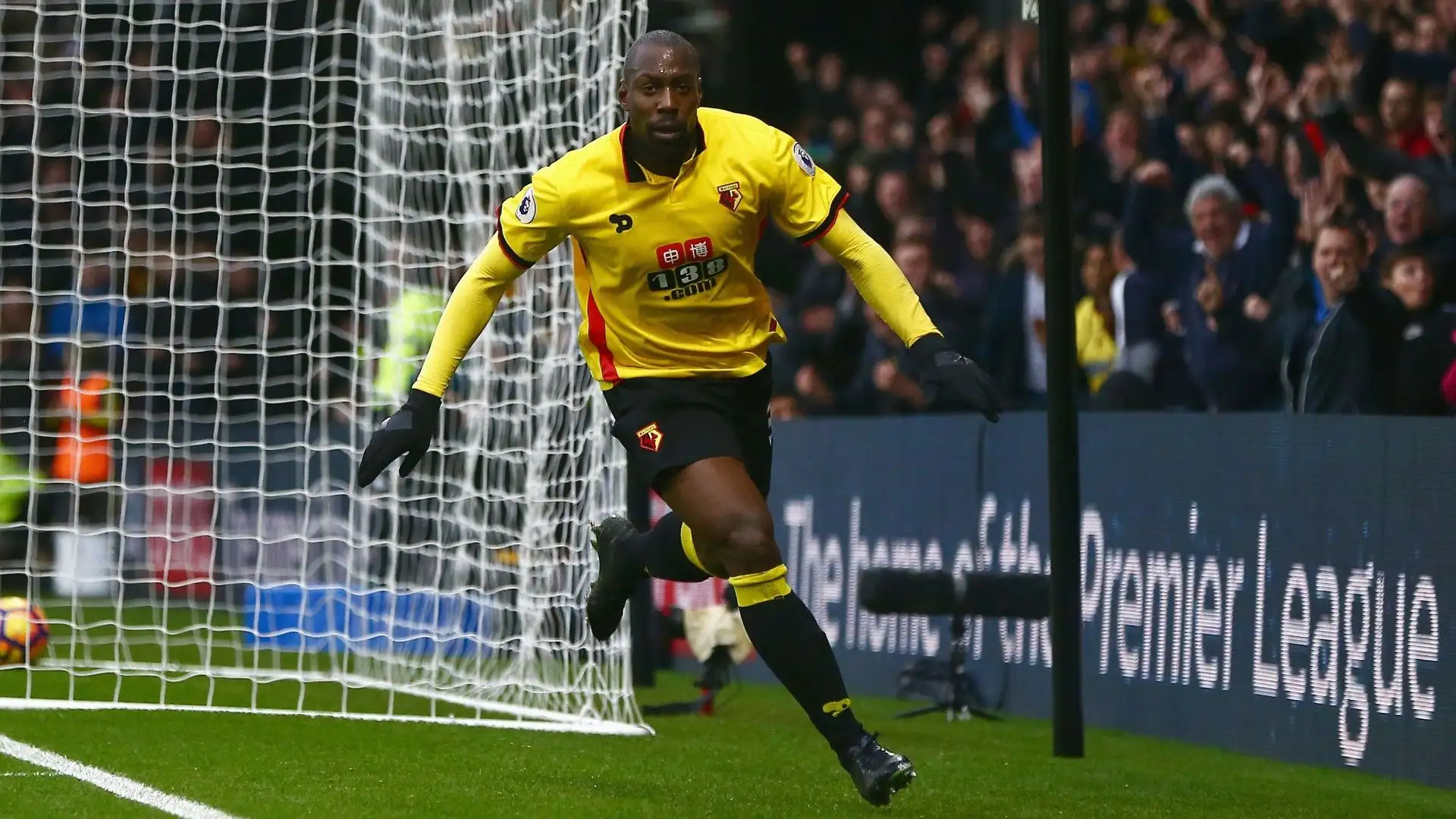 Nel 2014 è passato alla Sampdoria, poi è tornato in Inghilterra al Watford
