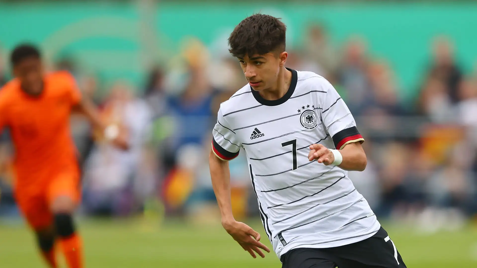 Attualmente gioca nella nazionale tedesca Under 17 con la maglia numero 10 
