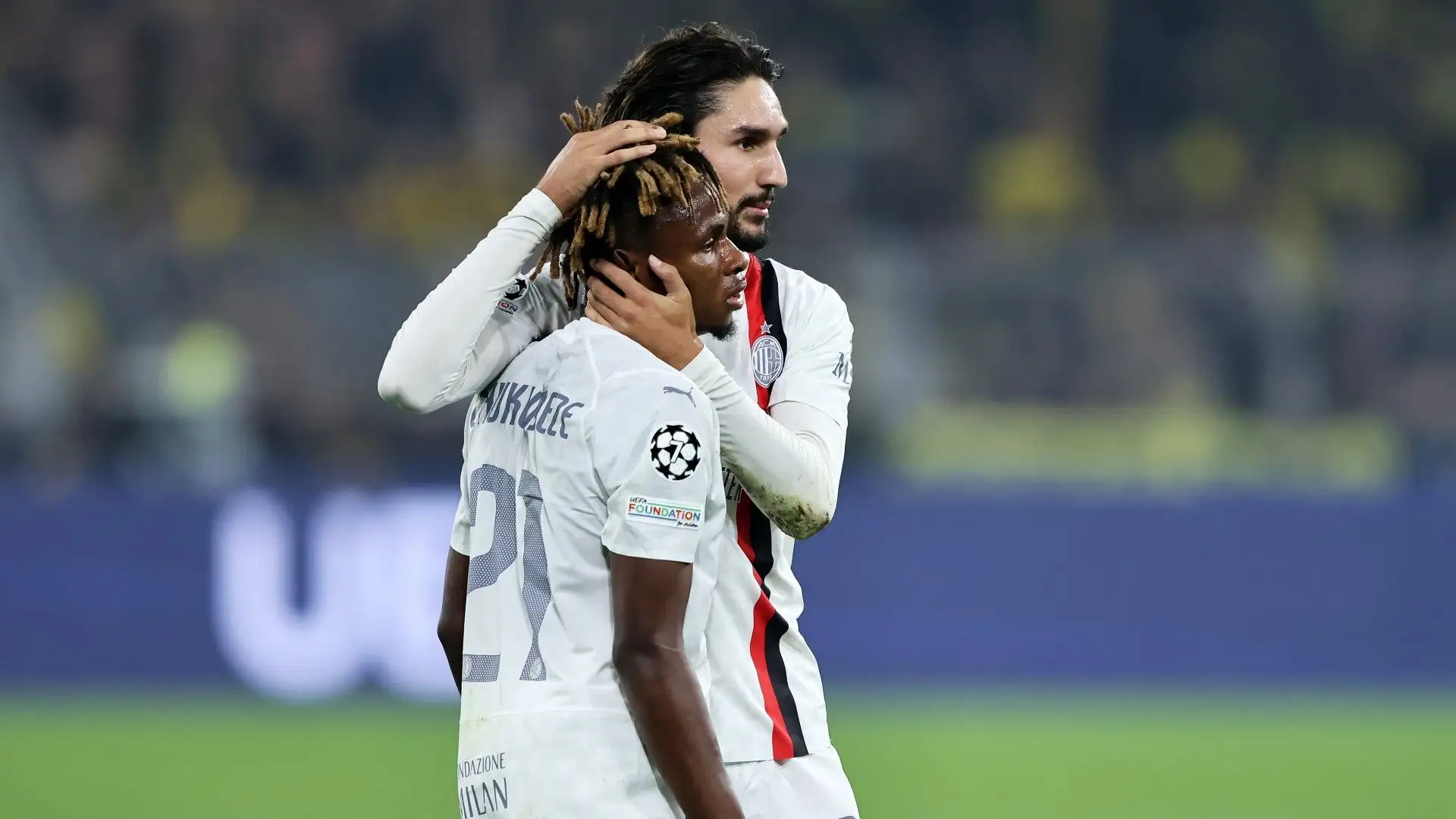Il calciatore sta giocando molto bene
