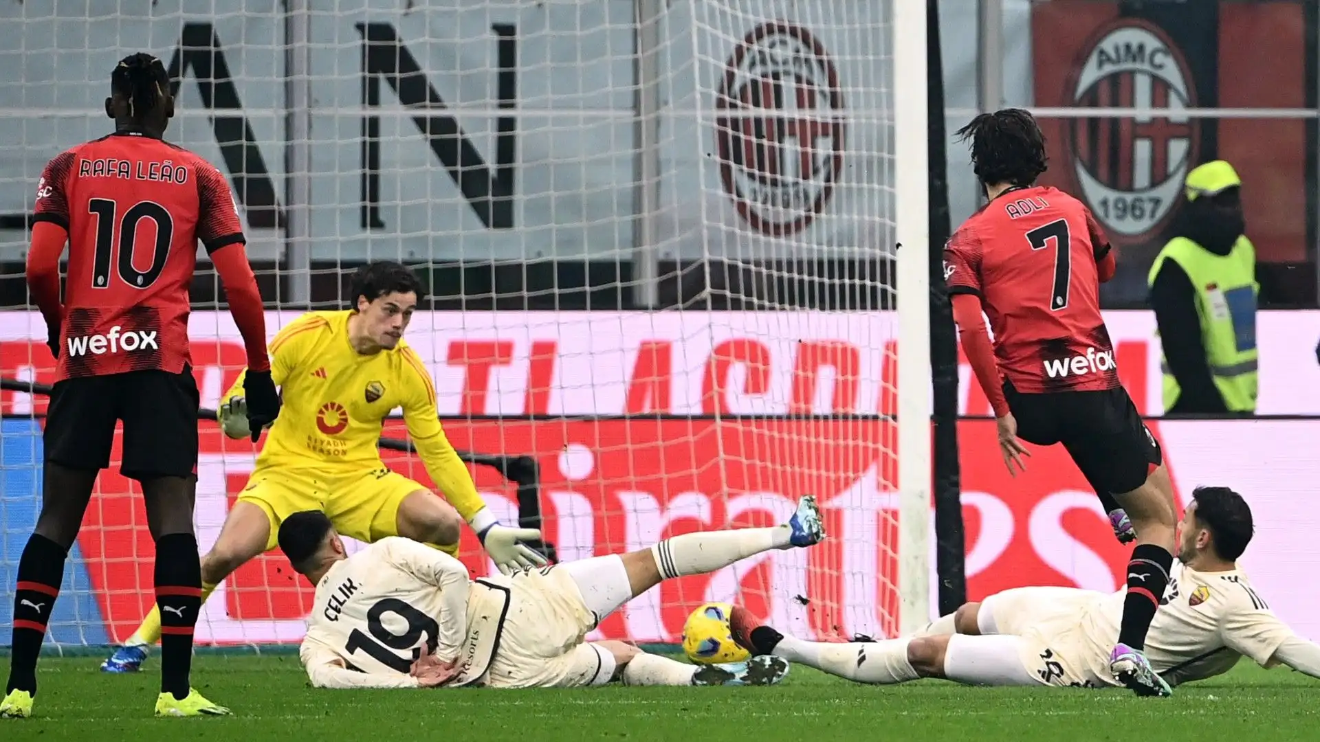 Adli è molto stimato dai tifosi rossoneri per il grande spirito di sacrificio
