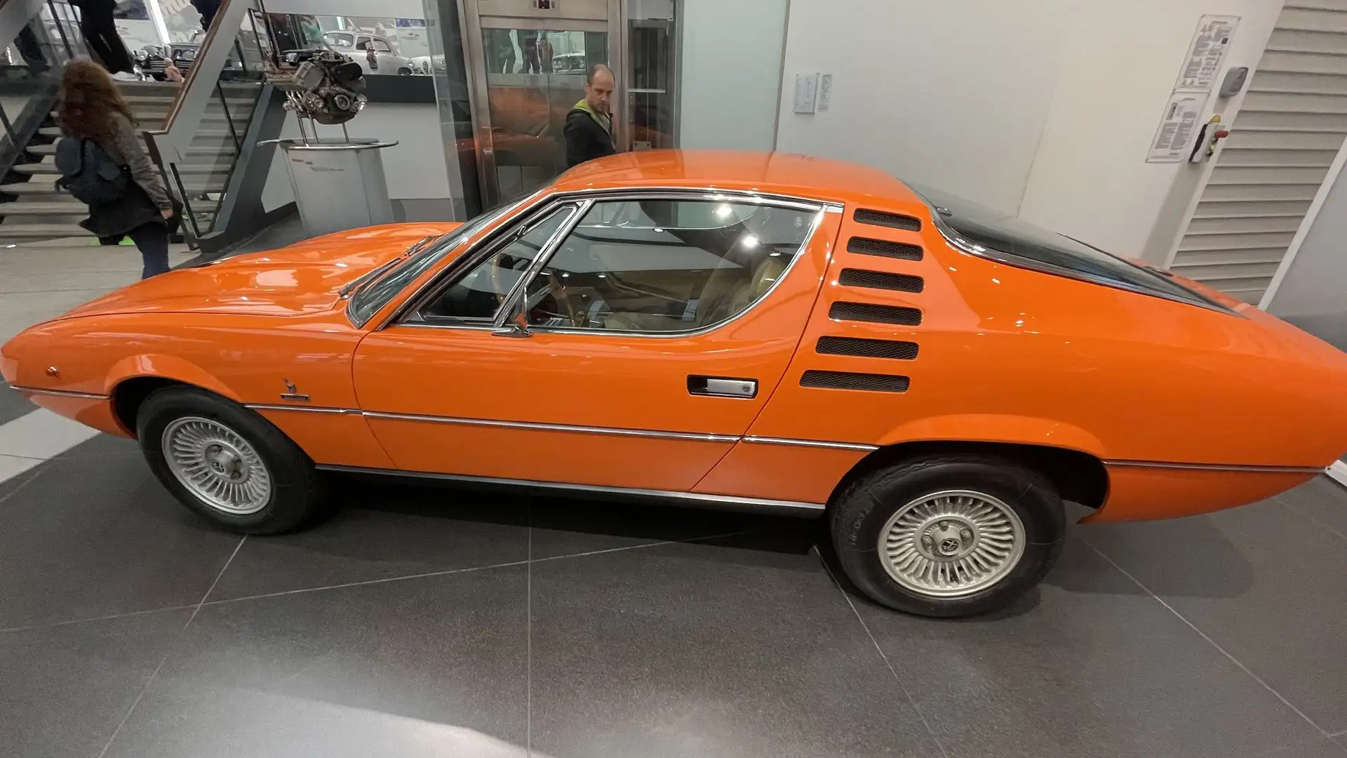 Sei feritoie sui montanti laterali diventano un dettaglio destinato a essere simbolico.