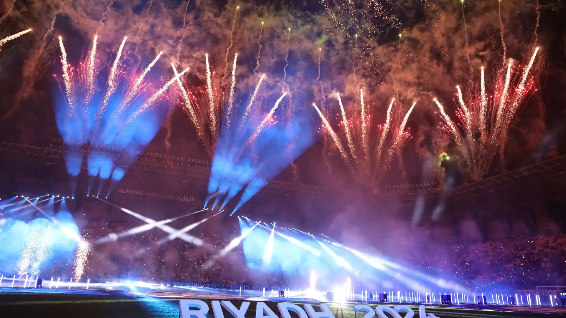 Grande spettacolo di fuochi d'artificio prima del match.