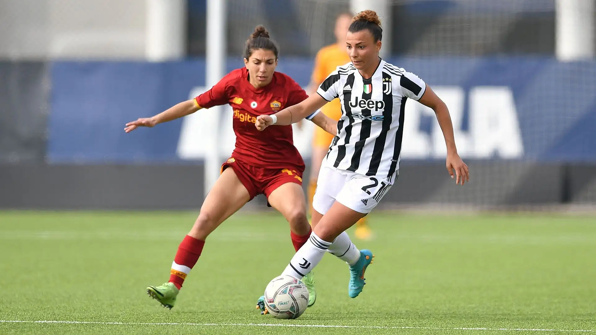 Nata il 6 novembre 1999 a Roma, veste la maglia della Juventus dal 2017
