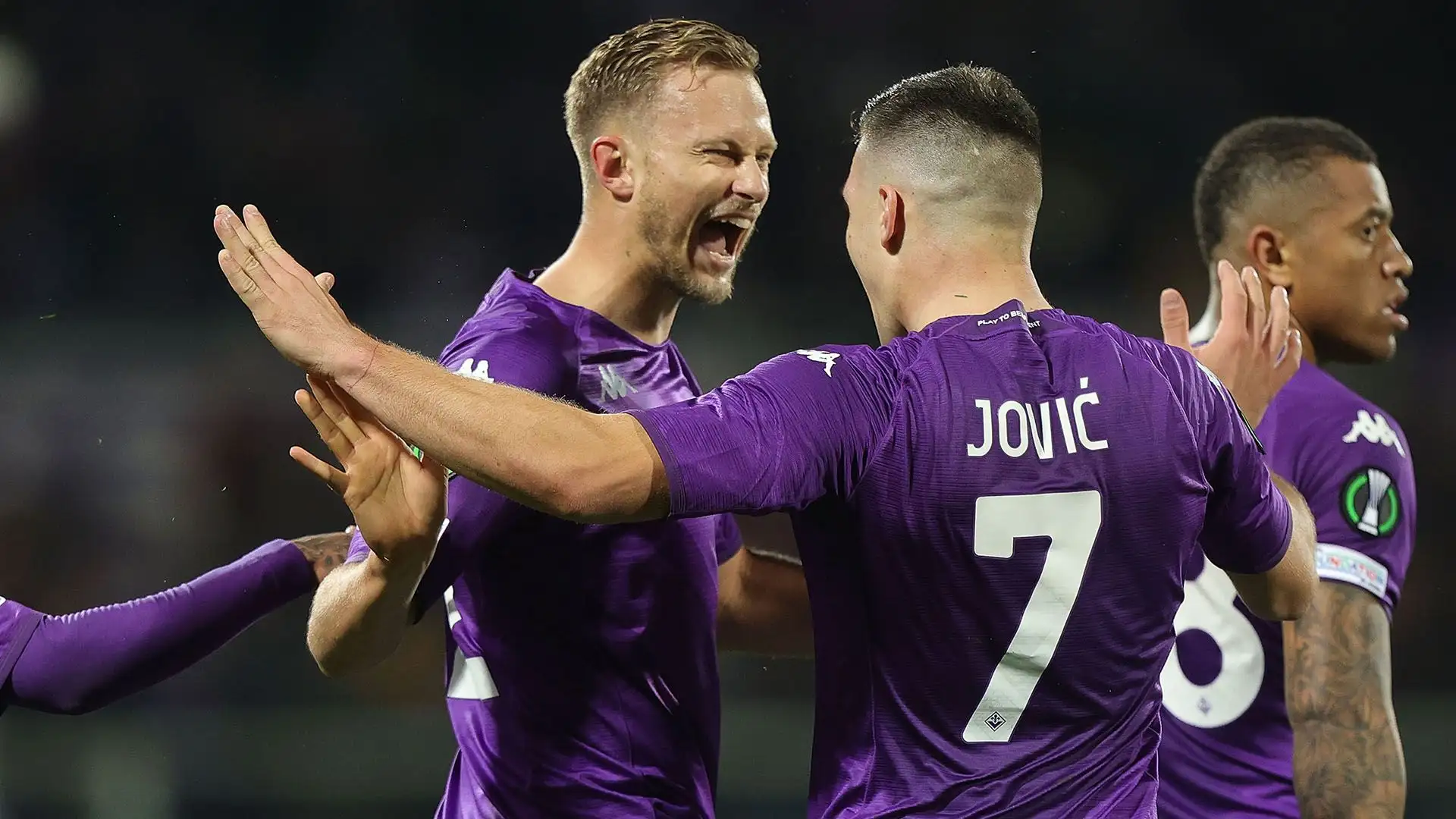 La Fiorentina l'ha prelevato dall'Hellas Verona per circa 10 milioni di euro