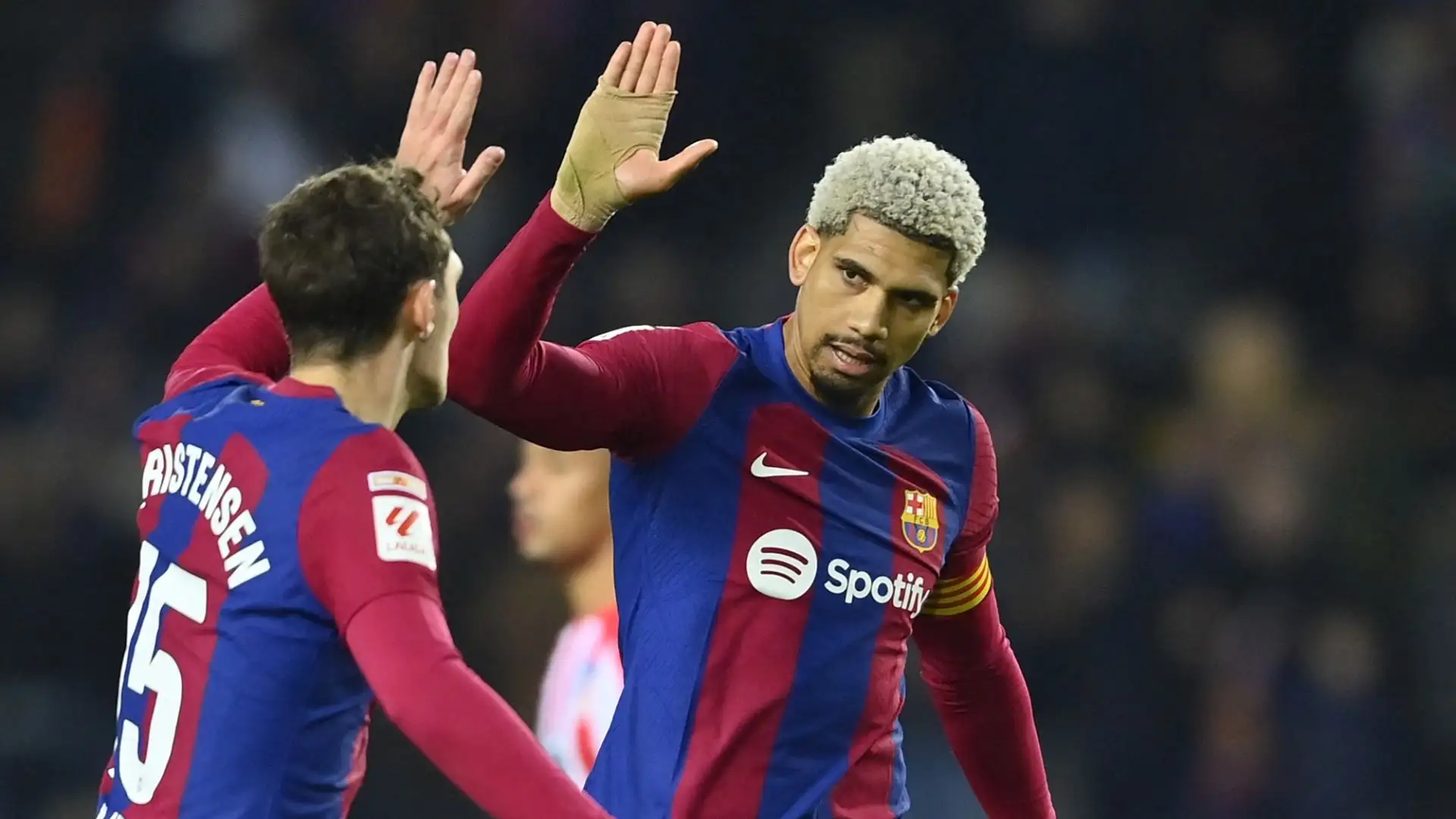 Gli inglesi vogliono un centrale di alto livello e duelleranno con il Bayern per Araujo, tra i migliori difensori del panorama mondiale