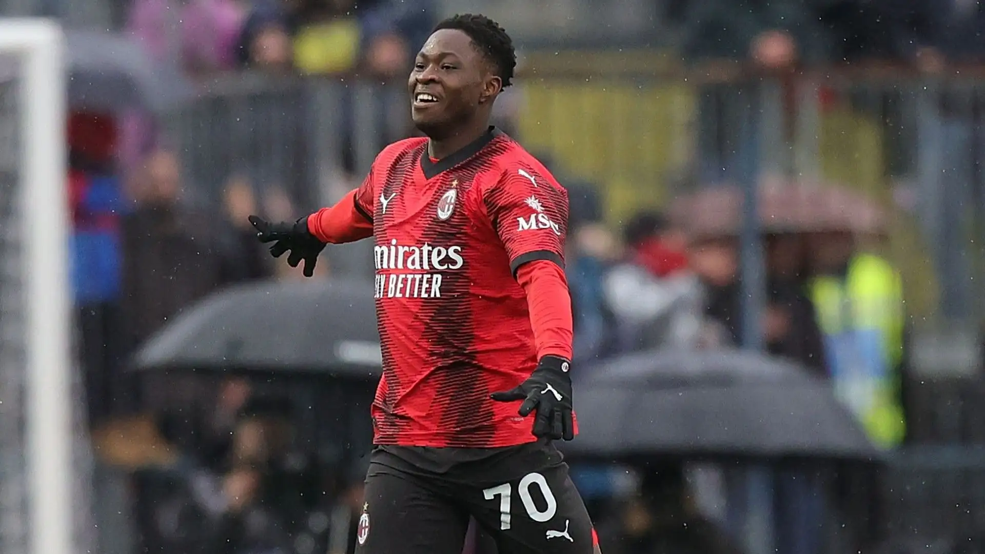 Il calciatore gioca principalmente come esterno sinistro ma può svariare su tutto il fronte d'attacco

