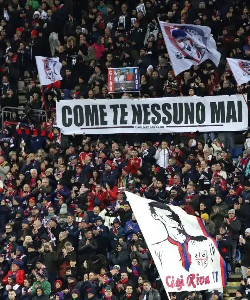 Cagliari-Torino si ferma per ricordare Gigi Riva, poi vincono i granata