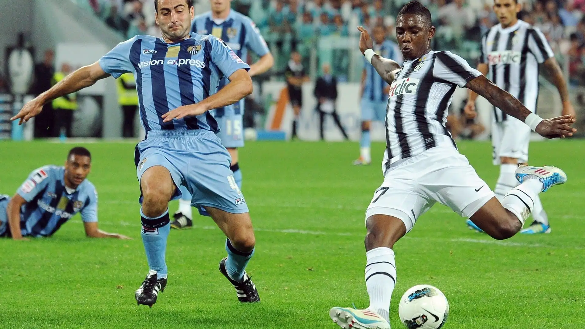 Eljero Elia ha deciso di lasciare il calcio per dare spazio alla carriera musicale
