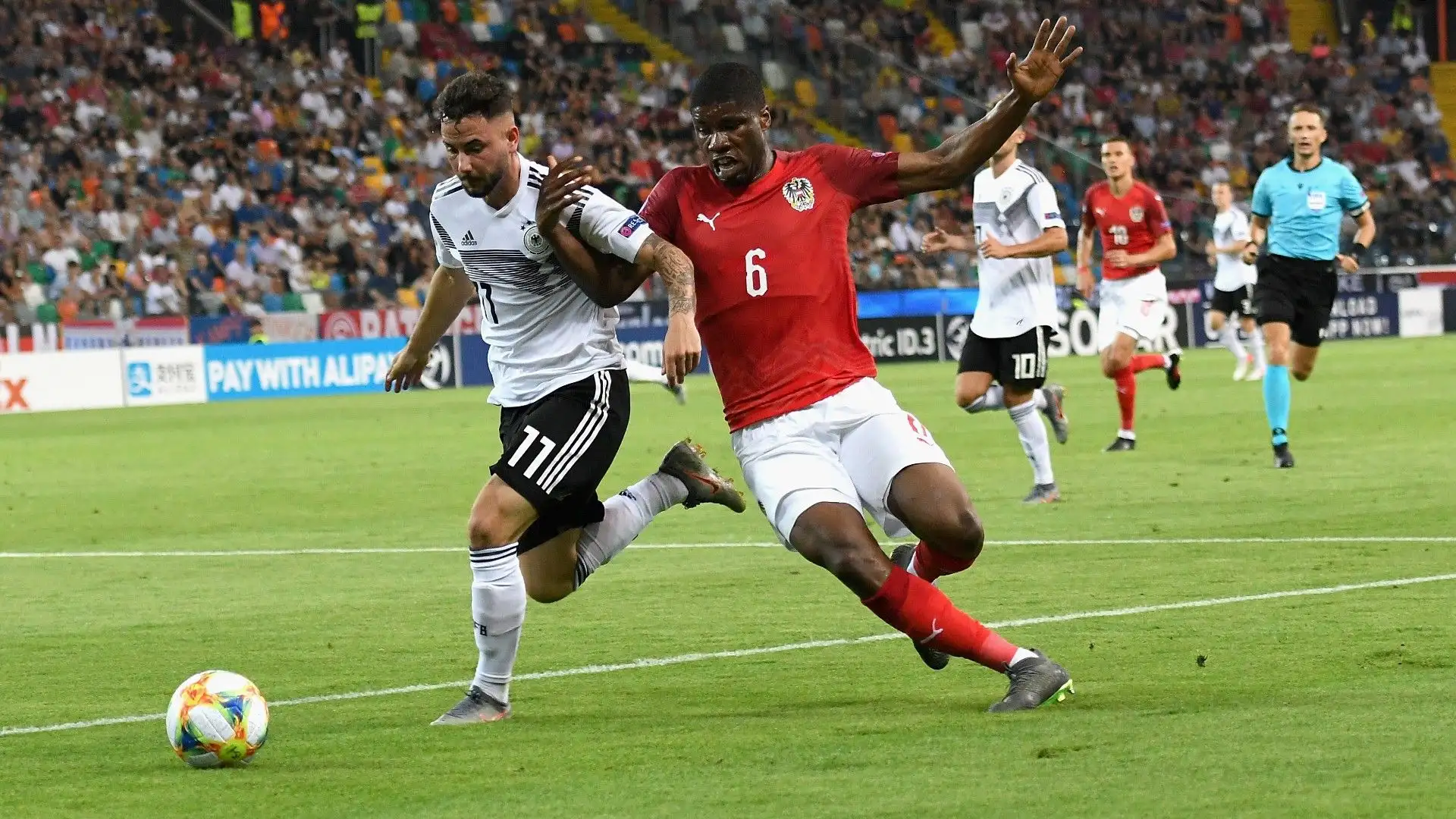 La sua carriera è iniziata in Inghilterra con Reading e poi MK Dons
