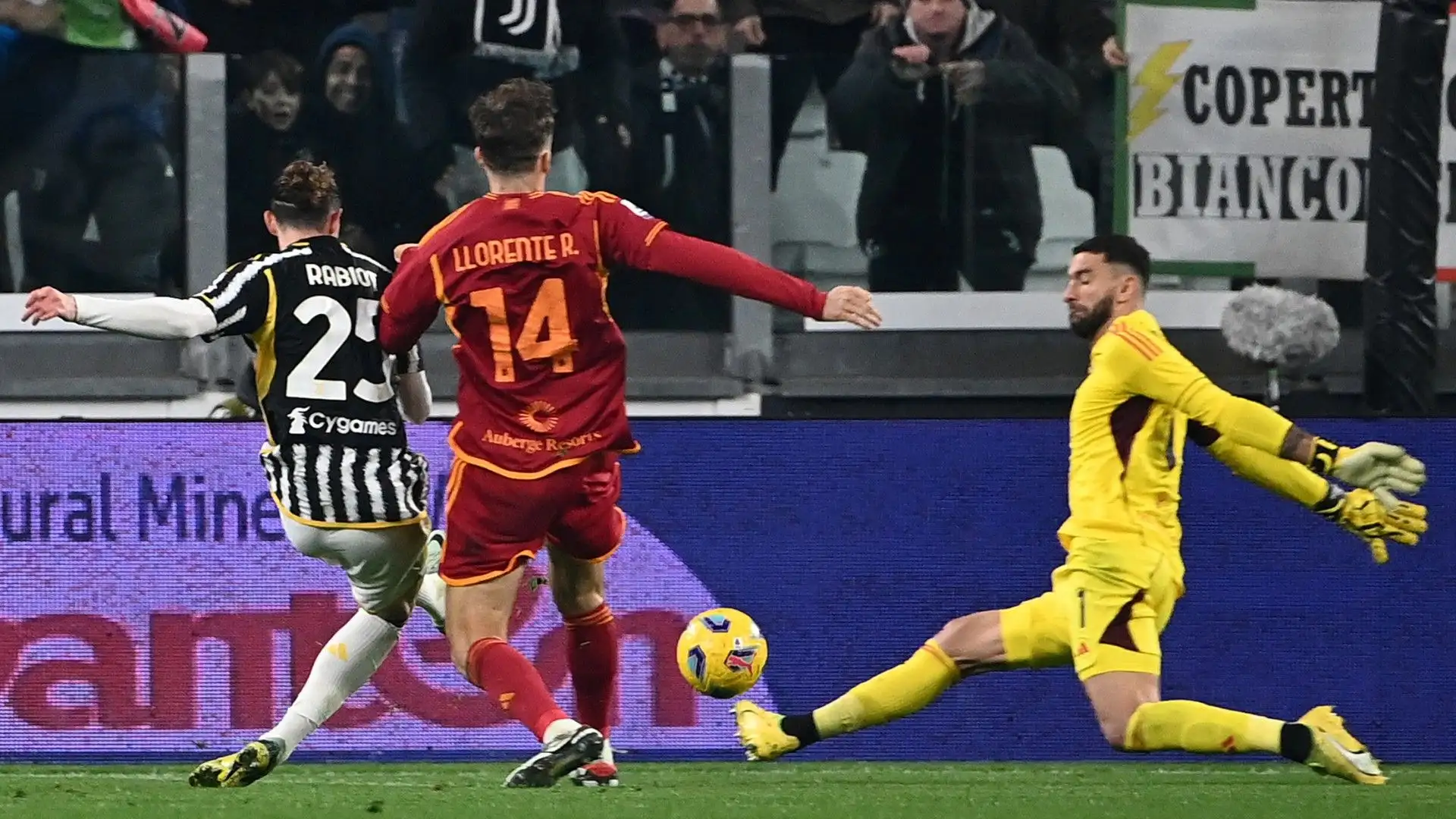 Nel 2021 i giallorossi l'hanno acquistato per 12 milioni di euro
