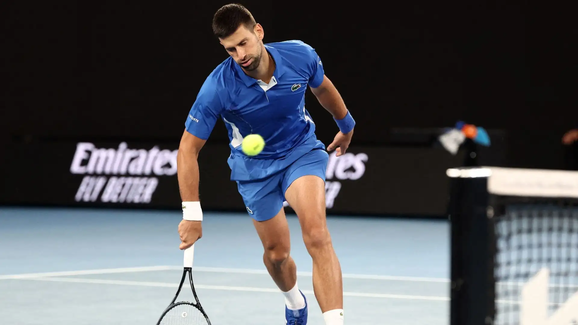 Il tennista serbo si è qualificato al terzo turno grazie al successo sofferto in quattro set contro l'australiano Alexei Popyrin