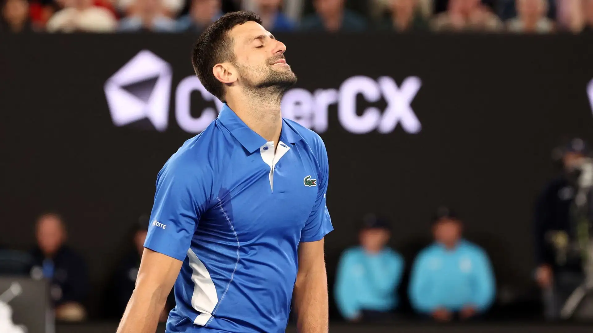 Da lì inizia una battaglia di nervi, Djokovic si impone al terzo al tie-break dopo aver salvato quattro set point sul 5-4 in favore di Popyrin