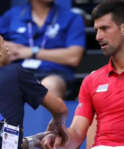 Djokovic malconcio, sofferente e preoccupato. Le foto dello storico ko di Perth