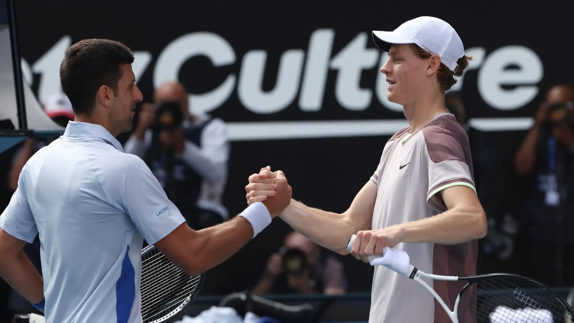 Sinner ha inflitto una secca sconfitta in quattro set a Djokovic e si è qualificato in finale, la prima della sua carriera in uno Slam