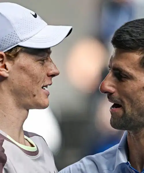 Djokovic si inchina a Sinner: le foto del caloroso abbraccio