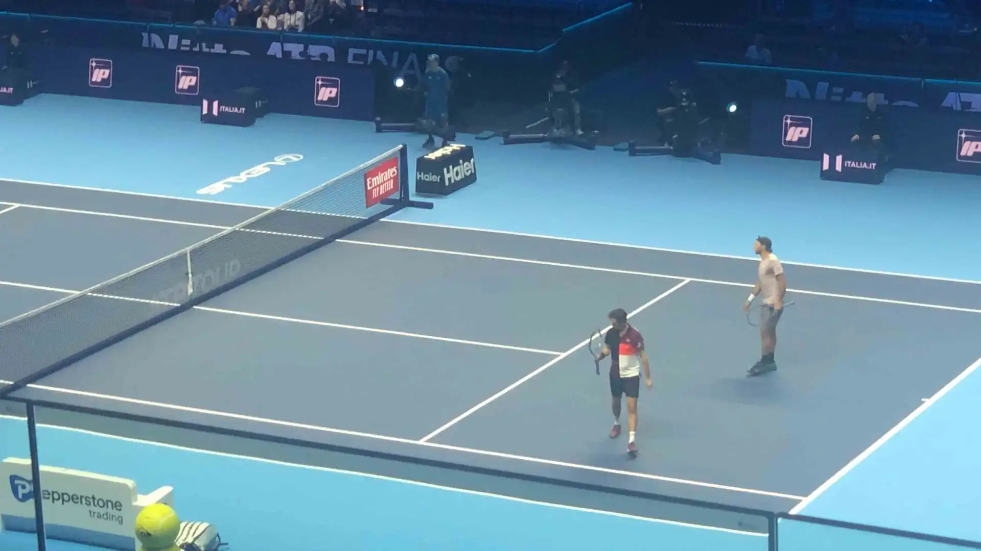 Il doppio nel tennis implica di giocare in coppia contro due avversari sul lato opposto del campo, rappresentando la versione di squadra del tennis individuale. 