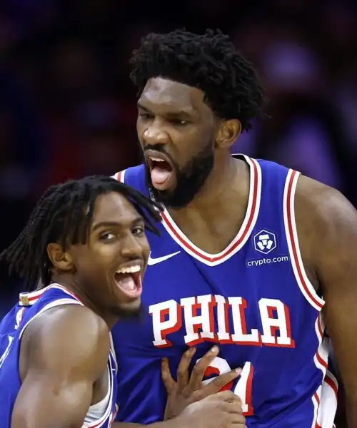 Joel Embiid vince il duello con Nikola Jokic