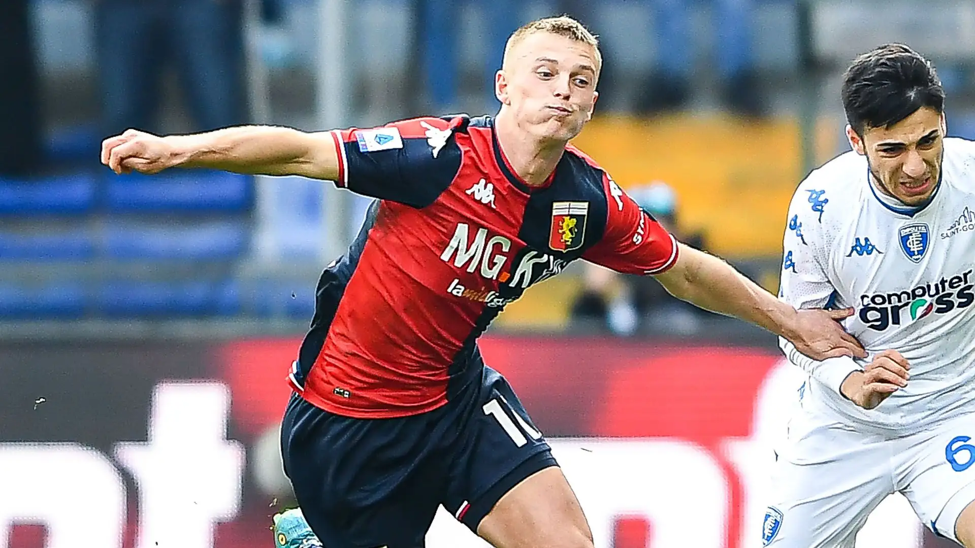Gioca in Italia dal 2022, quando il Genoa l'ha prelevato dall'AZ Alkmaar
