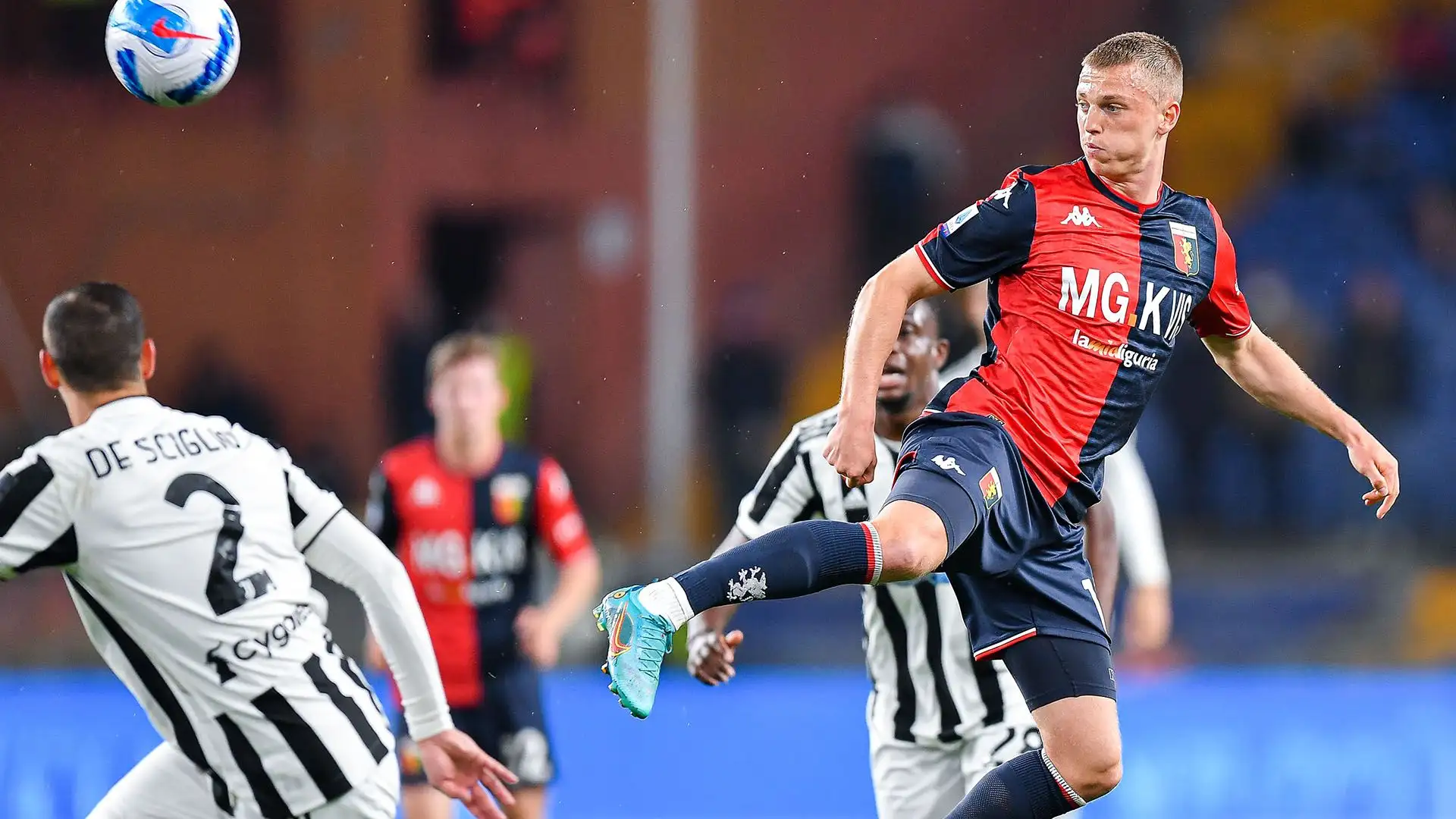 In attacco davanti a tutti c'è Albert Gudmundsson