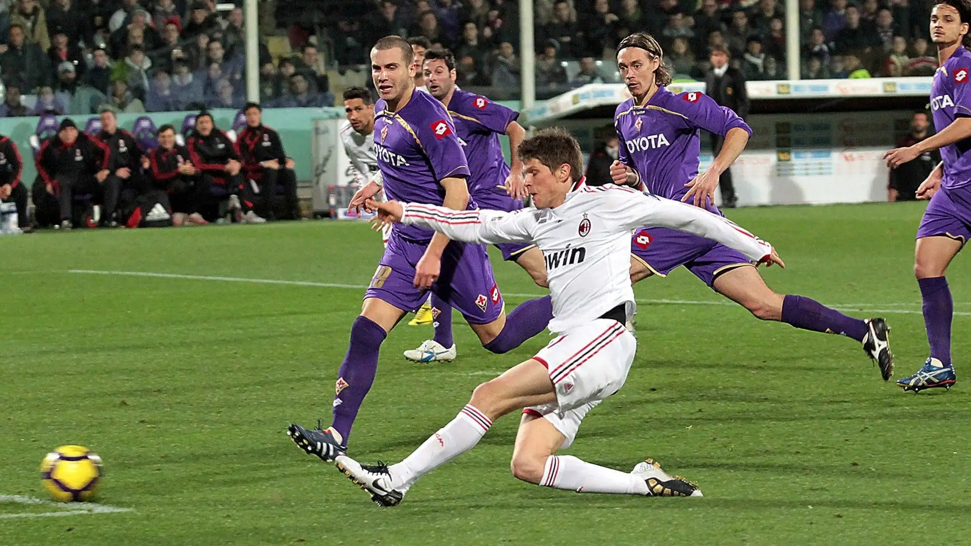 I tifosi del Milan ricordano bene Huntelaar: goffo e impacciato con la maglia rossonera
