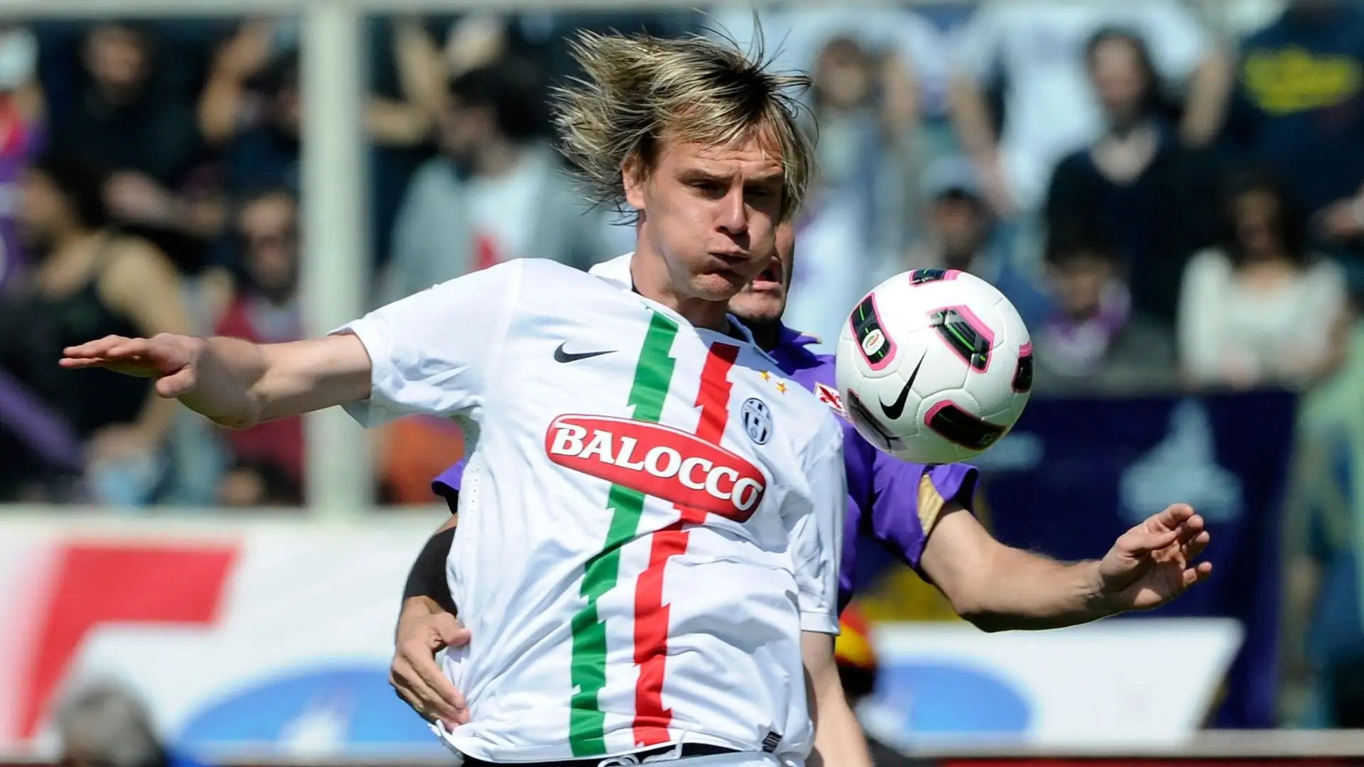 Inizialmente qualcuno lo etichettò come "nuovo Krasic" per via della chioma bionda
