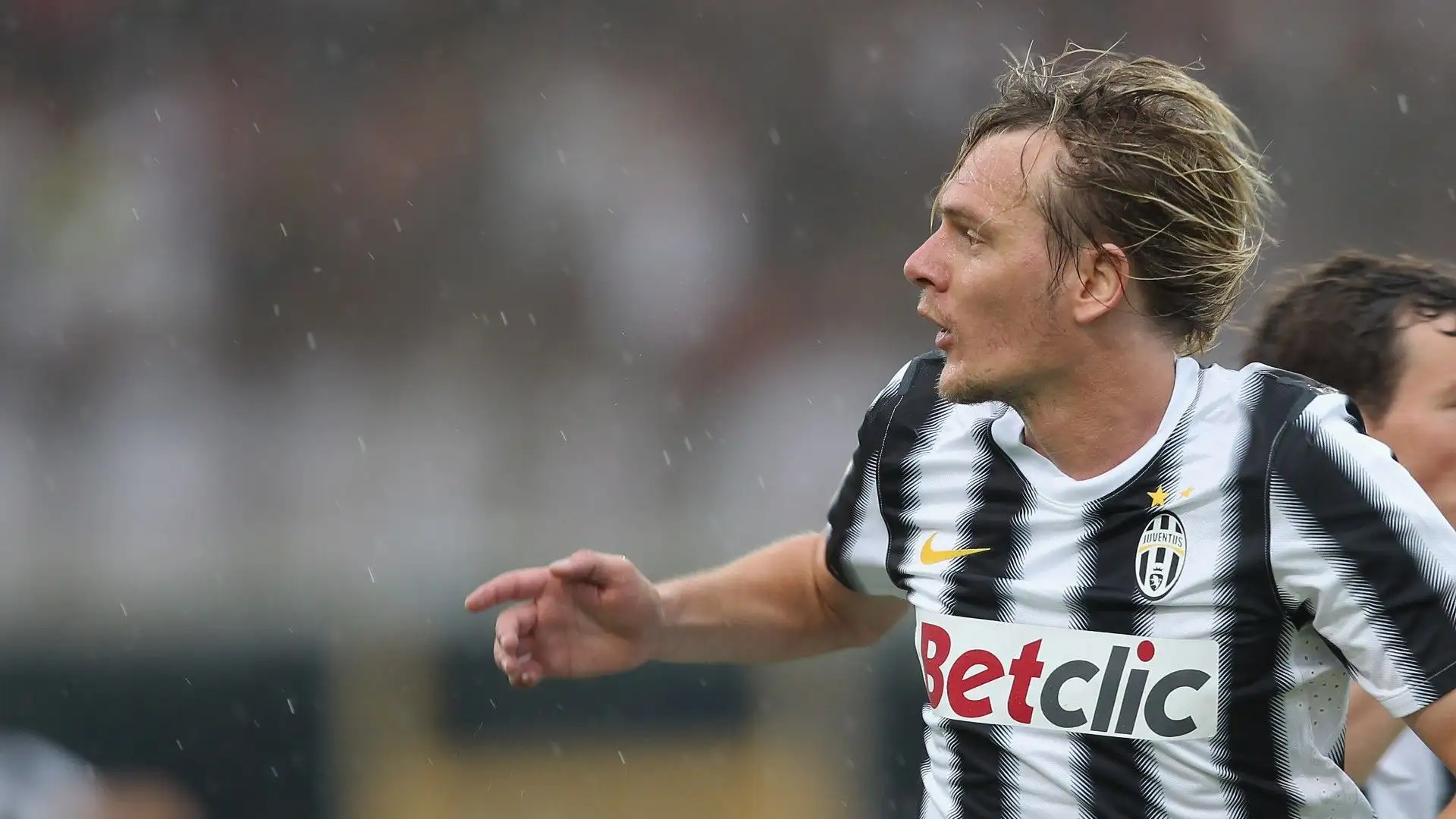 Inizialmente i tifosi bianconeri erano entusiasti: alla sua terza presenza mise a segno una tripletta
