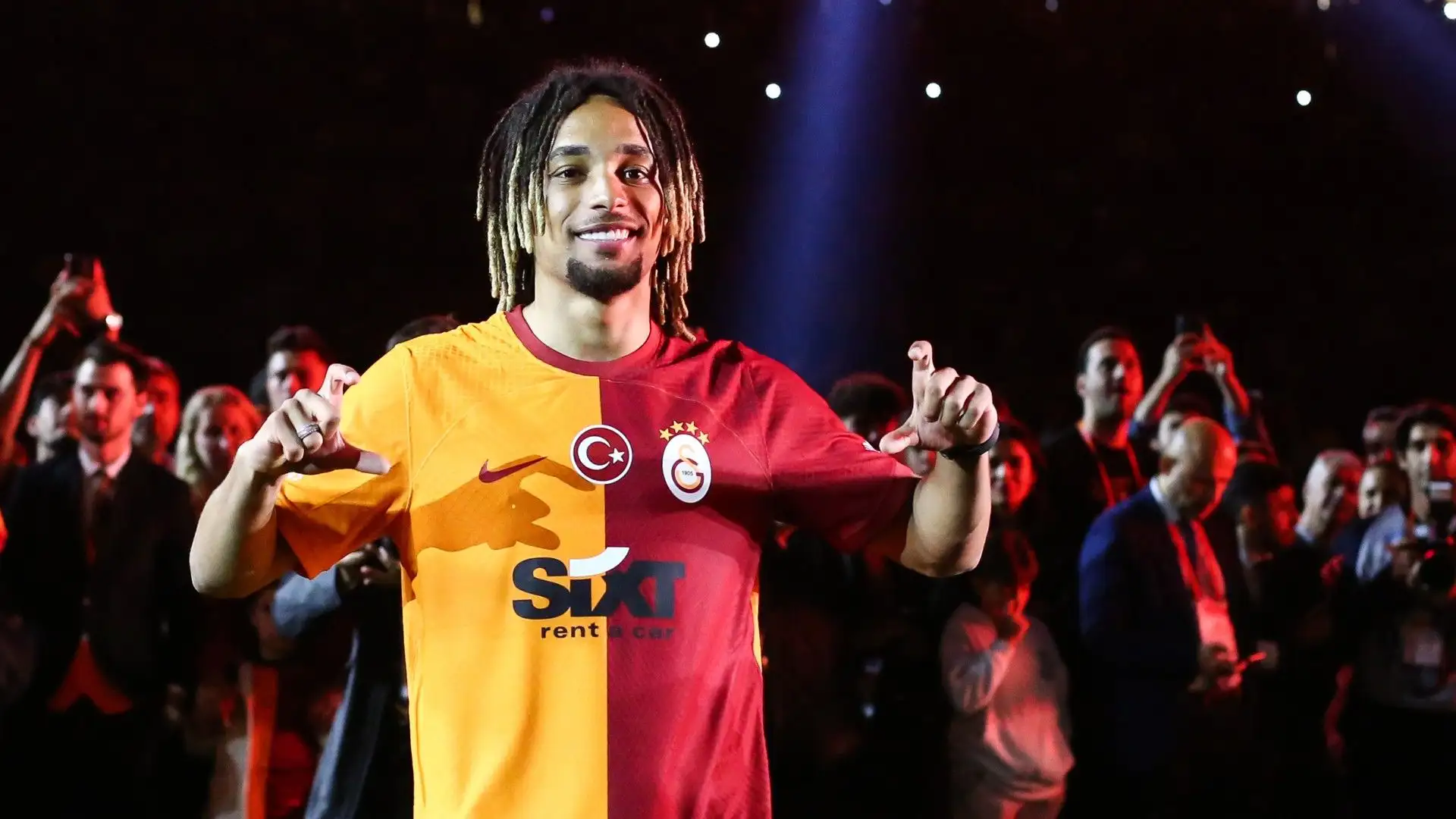 Ha un contratto con il Galatasaray in scadenza nel 2025
