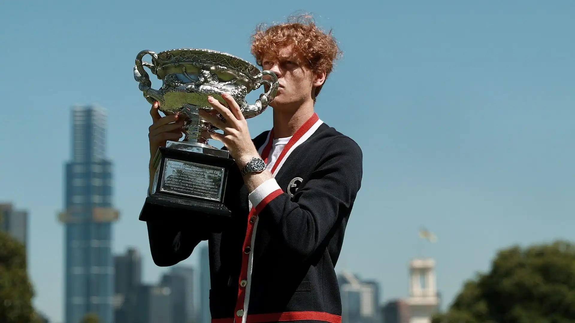 Jannik Sinner si gode il trofeo: le splendide immagini
