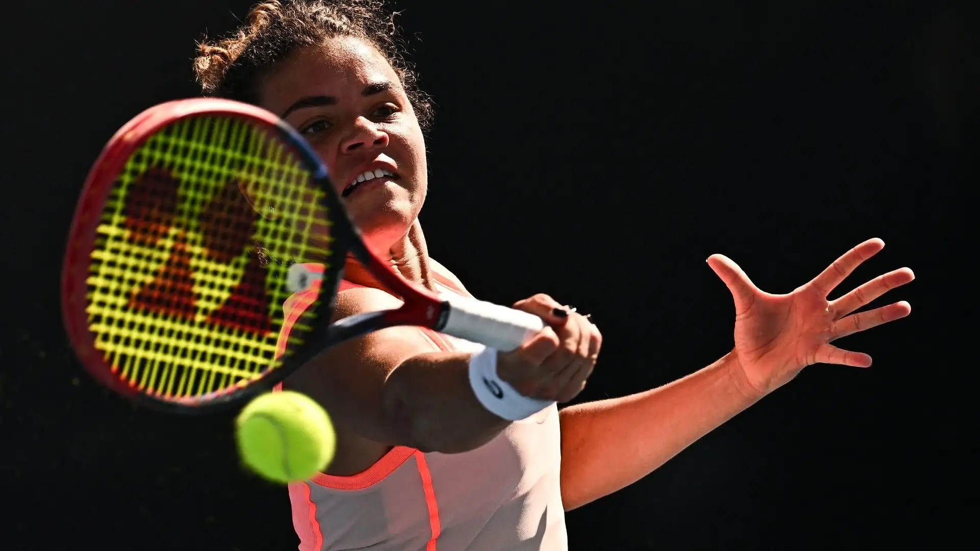 Jasmine le ha strappato il servizio di nuovo e ha vinto 6-2 il primo set
