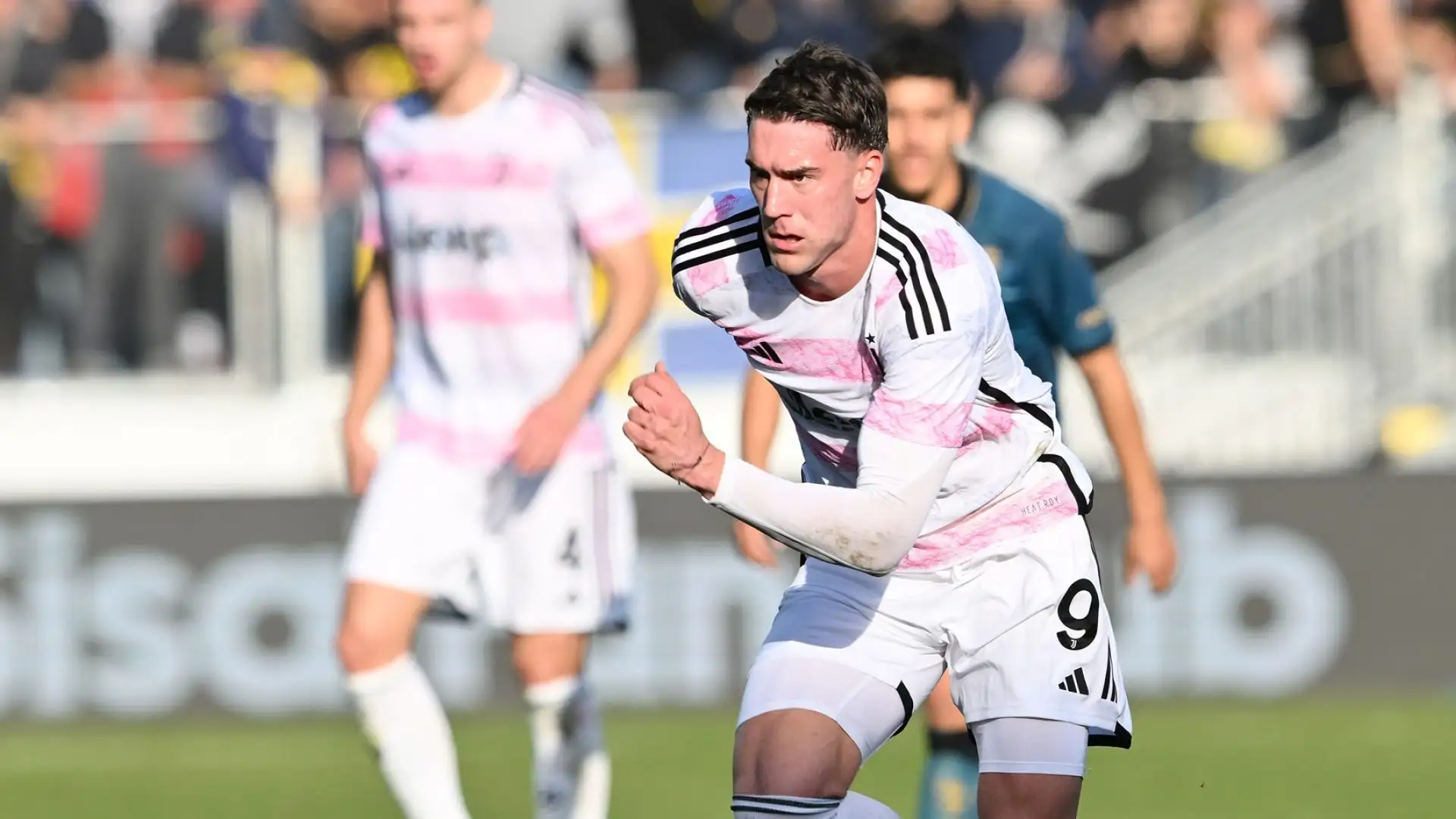 Secondo la stampa inglese la permanenza dell'attaccante serbo alla Juventus è tutt'altro che scontata