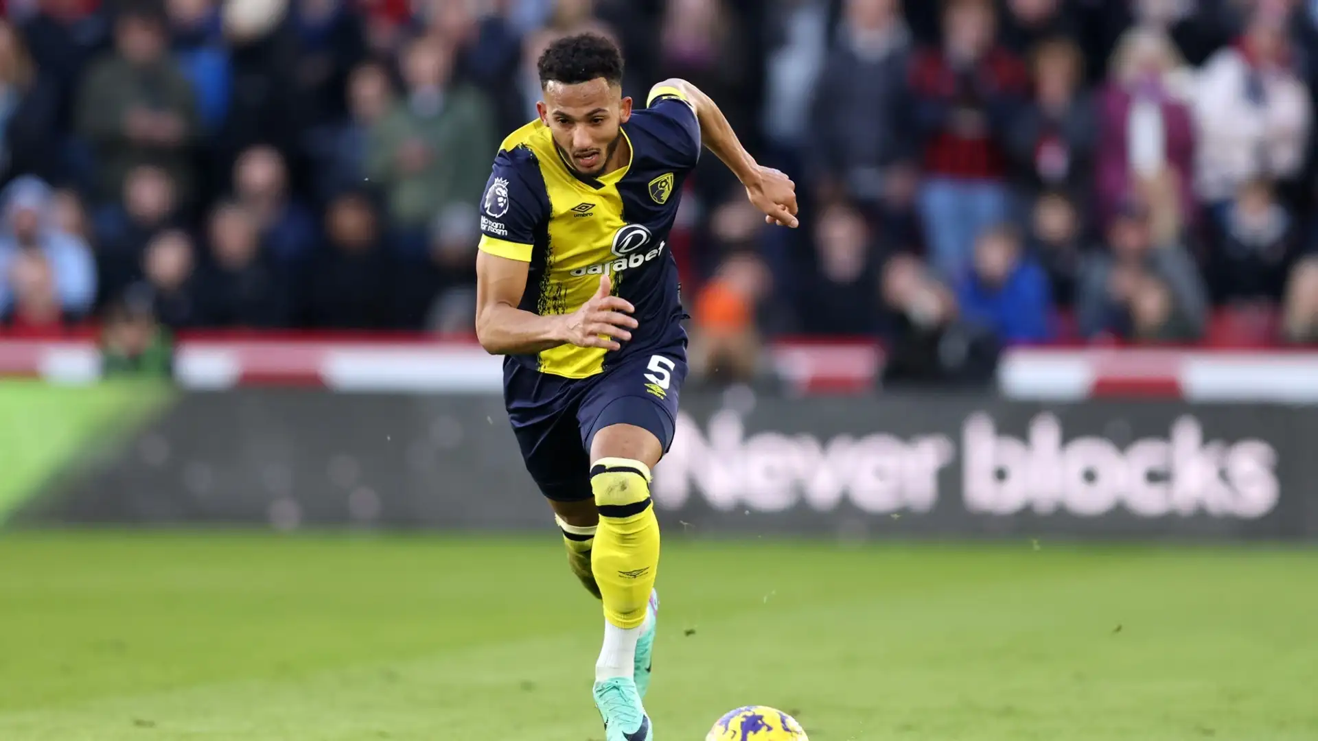 In primis Conte vorrebbe giocatori adatti alla sua difesa a tre: Lloyd Kelly, difensore del Tottenham, rientrerebbe nell'identikit giusto perché è un centrale di piede mancino