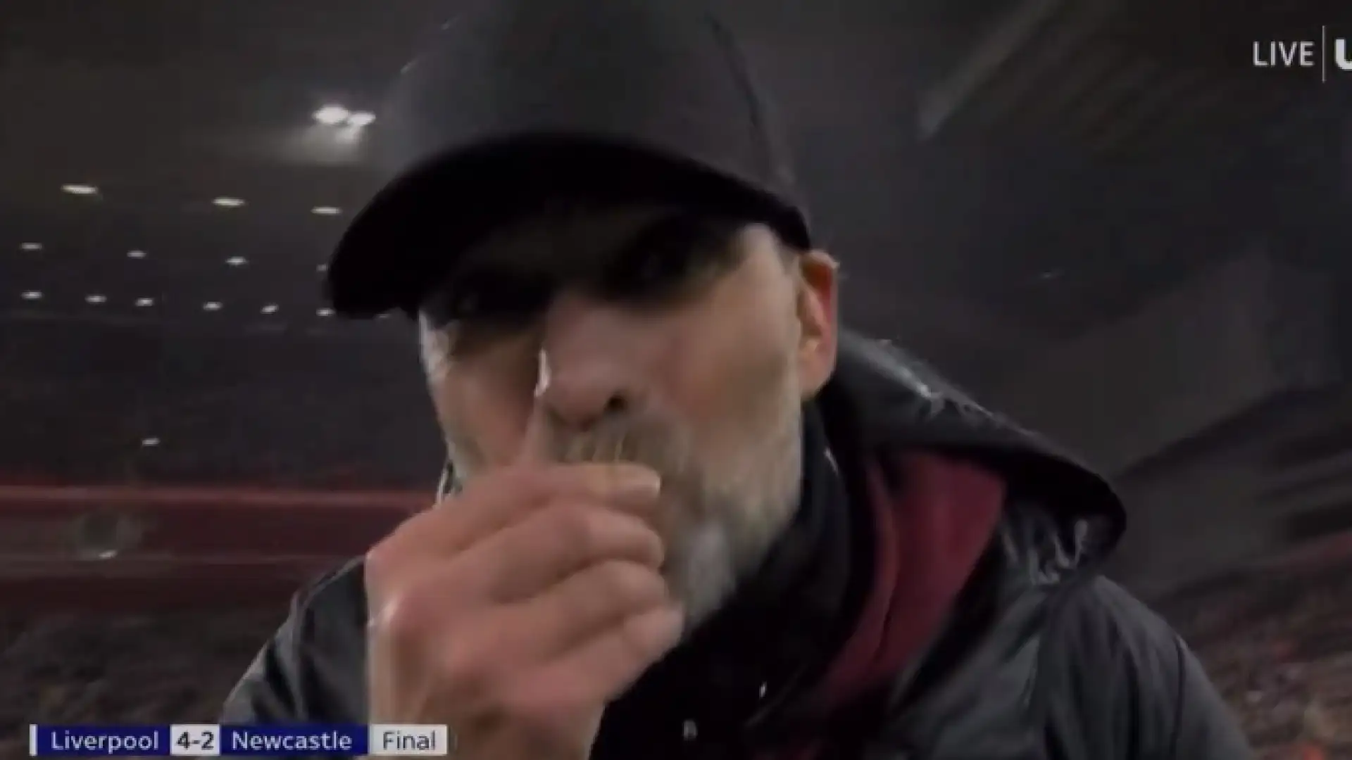 Klopp visibilmente sollevato ha ringraziato l'addetto e poi ha baciato la fede nuziale