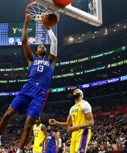 NBA, i LA Clippers si aggiudicano il derby contro i Lakers. Sconfitta per Simone Fontecchio