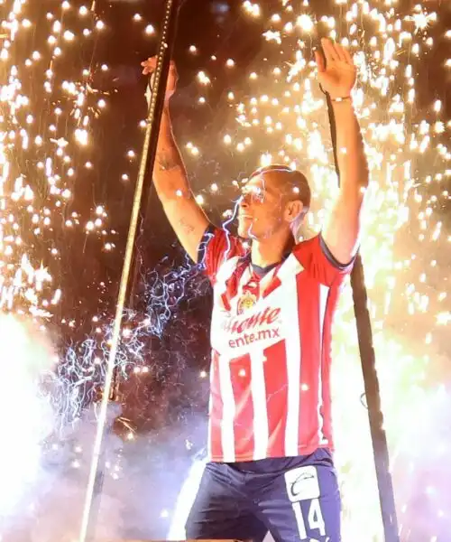 Le foto della presentazione da supereroe del Chicharito Hernandez