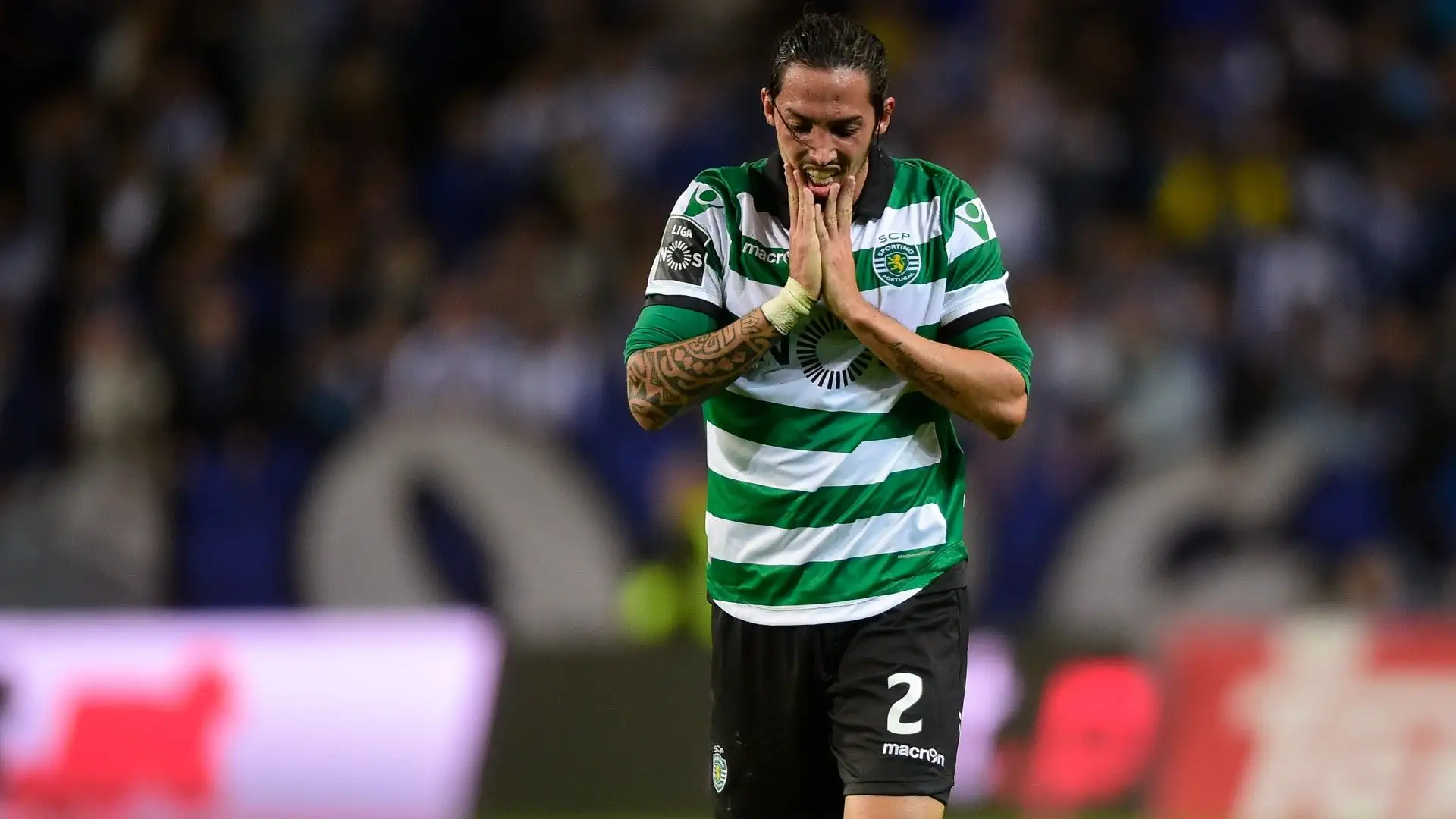 Tornato a giocare con lo Sporting Lisbona ha poi militato in Brighton, Chievo, Racing, Aldosivi e Morón prima di accettare il Barletta
