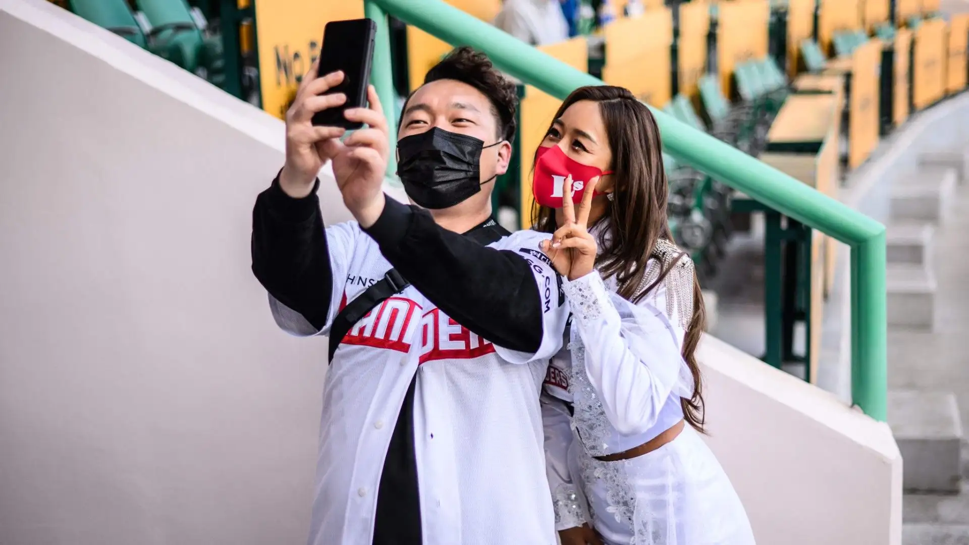 Sono vere star: ecco un tifoso mentre scatta un selfie
