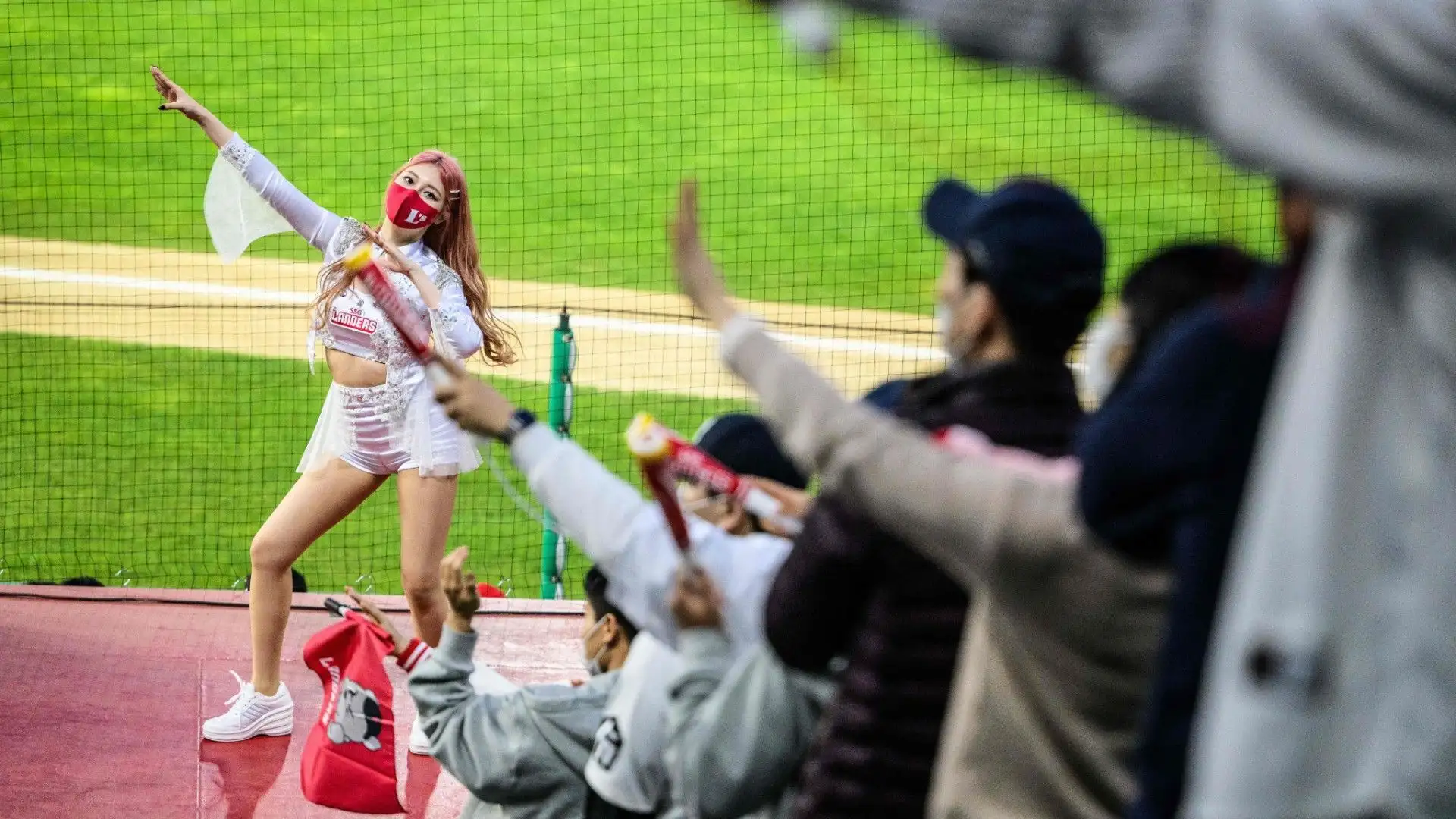 Alcuni tifosi simulano le mosse delle cheerleader
