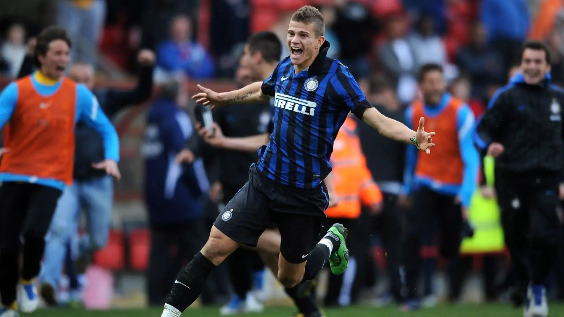 Ha giocato temporaneamente per Piacenza, Genoa, Espanyol, Hellas Verona, Rayo Vallecano, Cagliari, Frosinone, Girona, Tenerife, Huesca, Cremonese, Deportivo La Coruña e Venezia
