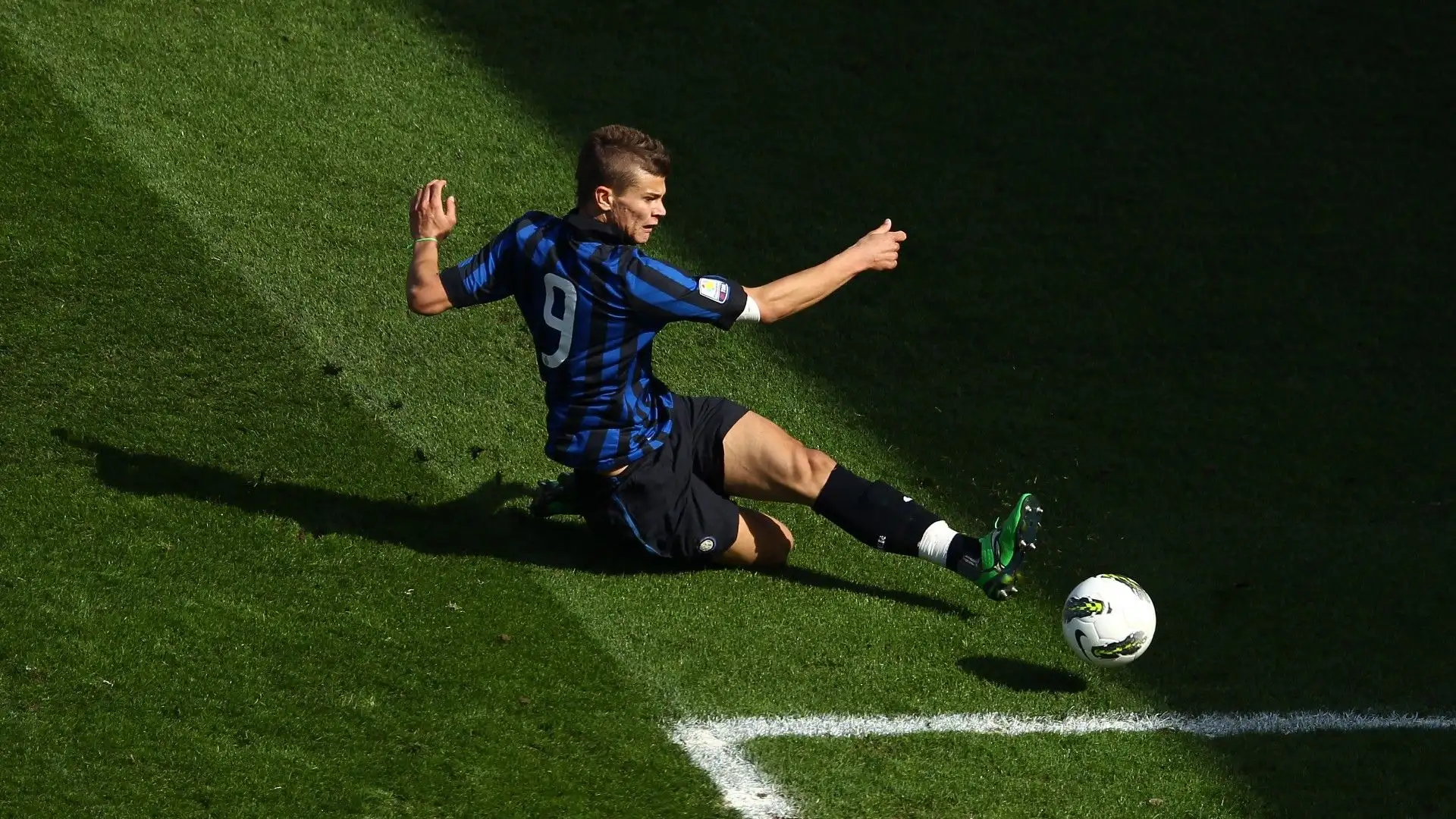 Centravanti con ottimo fiuto del gol, da ragazzino dava la sensazione di potersi ritagliare un posto importante nell'Inter
