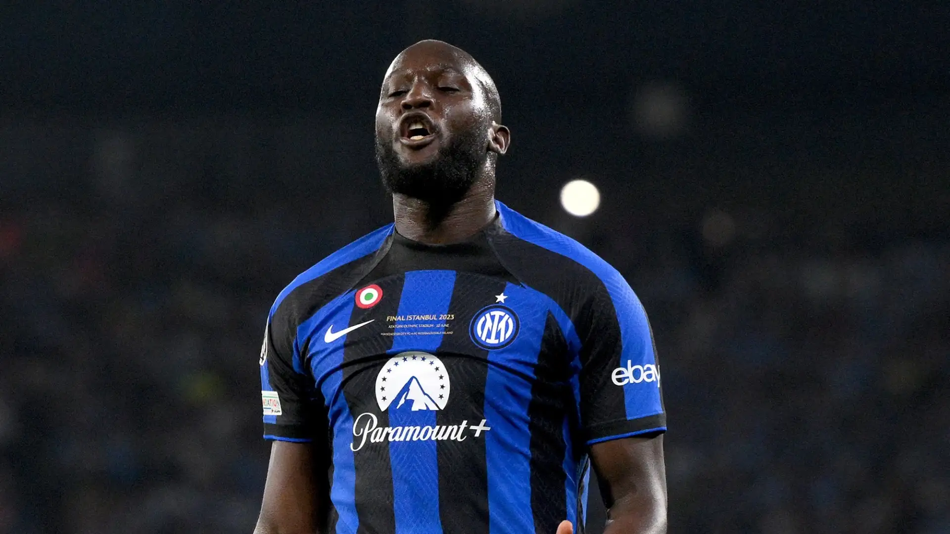 L'arrivo di un attaccante centrale di primissimo livello sarebbe fondamentale per Conte: il primo candidato è Romelu Lukaku, fedelissimo del mister leccese