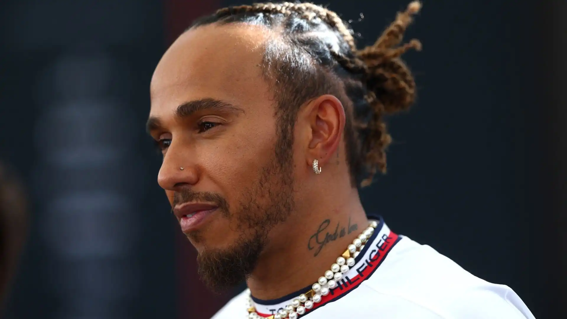 Lewis Hamilton sorride per le ultime voci in arrivo da casa Mercedes